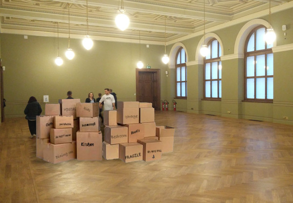 Výstava krabic - pozůstalost po V. Havlovi