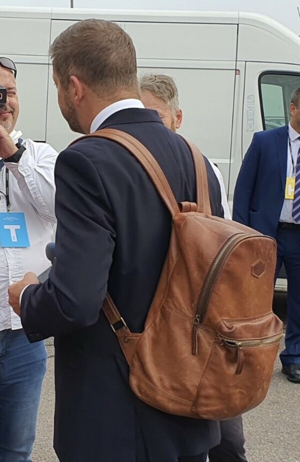 Ministr Vít Rakušan na tiskové konferenci, poté co si byl nakoupit v Lidlu